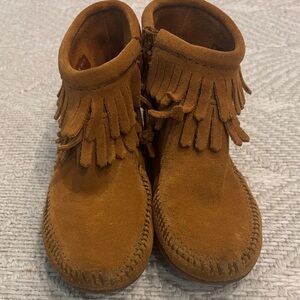 Minnetonka EUC Girl’s Suede Double Fringe Side Zip Boot Sz 13